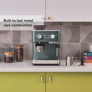 Set contents | KitchenAid KES6551 portafilter, filter baskets, measuring scoop, and cleaning brush accessories