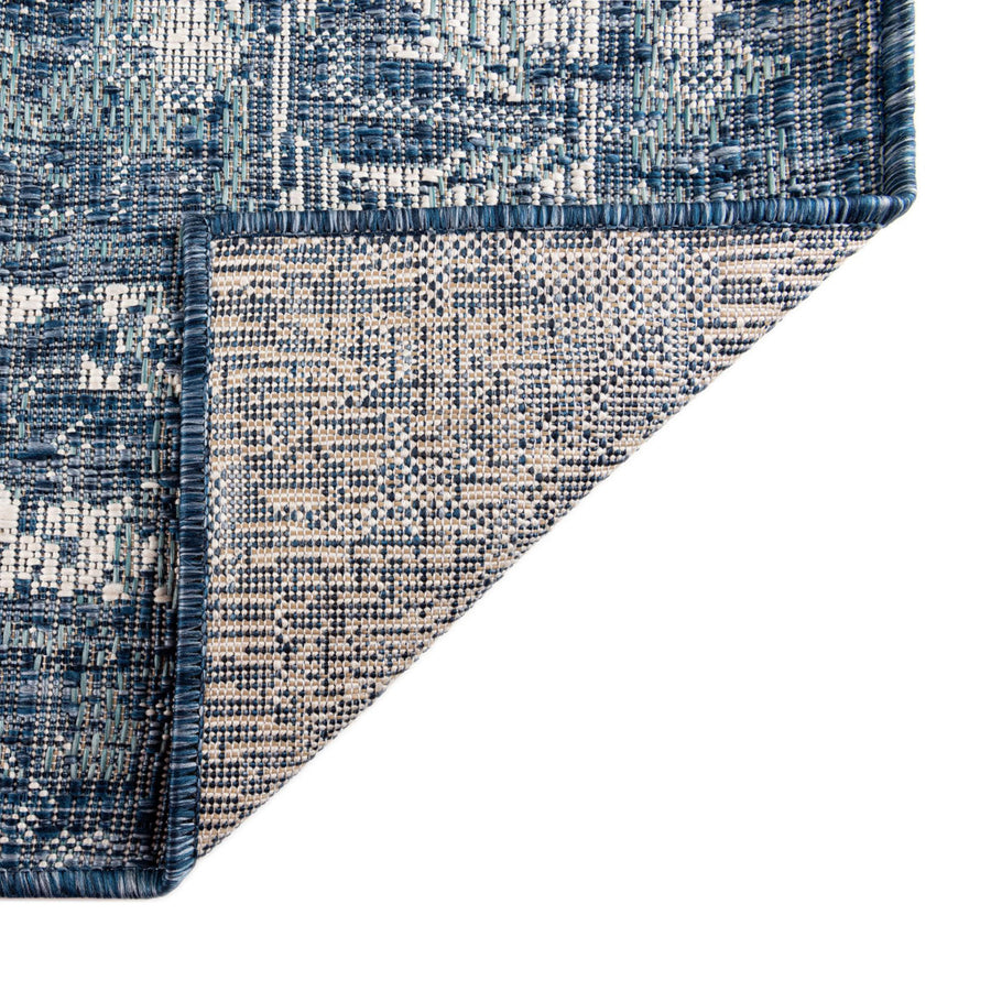 Close up | the folded corner, border and weave up close