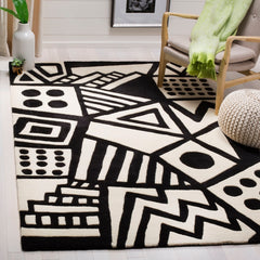 Area Rug, 6 x 9 ft, Ivory/Black Wool with Scalloped Edges