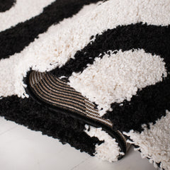 Area Rug, 8 x 10 ft, Animal Print Shag in Ivory and Black