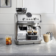 Lifestyle | Arte Evo espresso machine on a kitchen counter with iced and espresso drinks