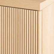 Texture | close-up on the vertical reeded grooves and the rounded corner wrap
